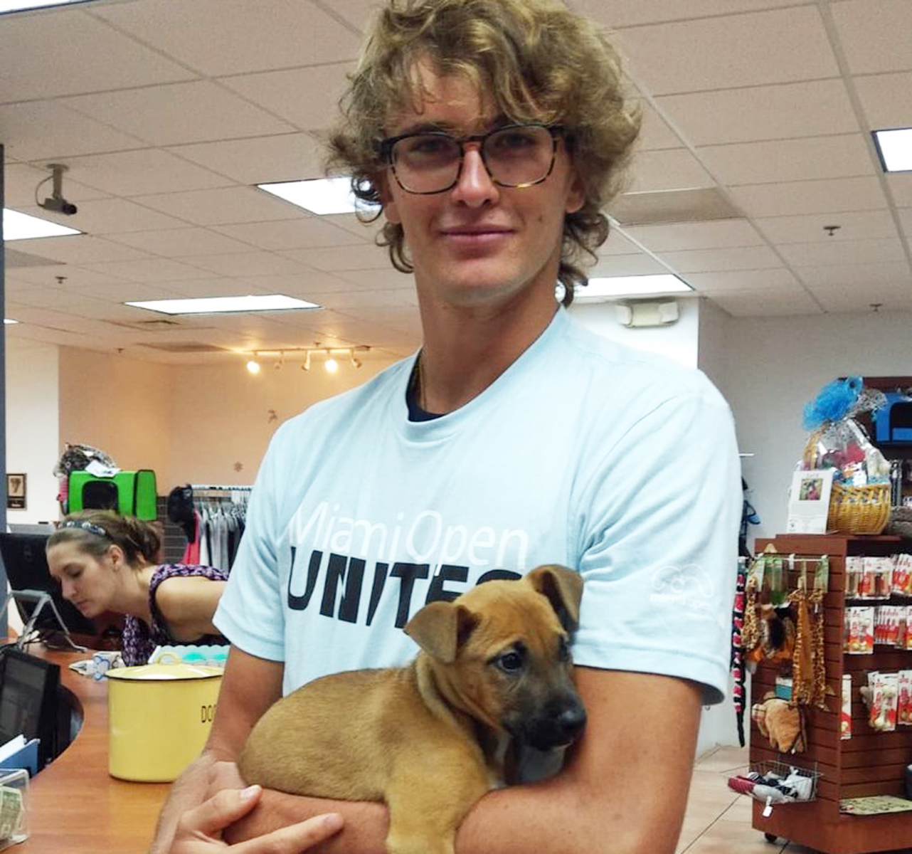 Niedlicher Nachwuchs Zverev adoptiert Hundewelpen in Miami tennis