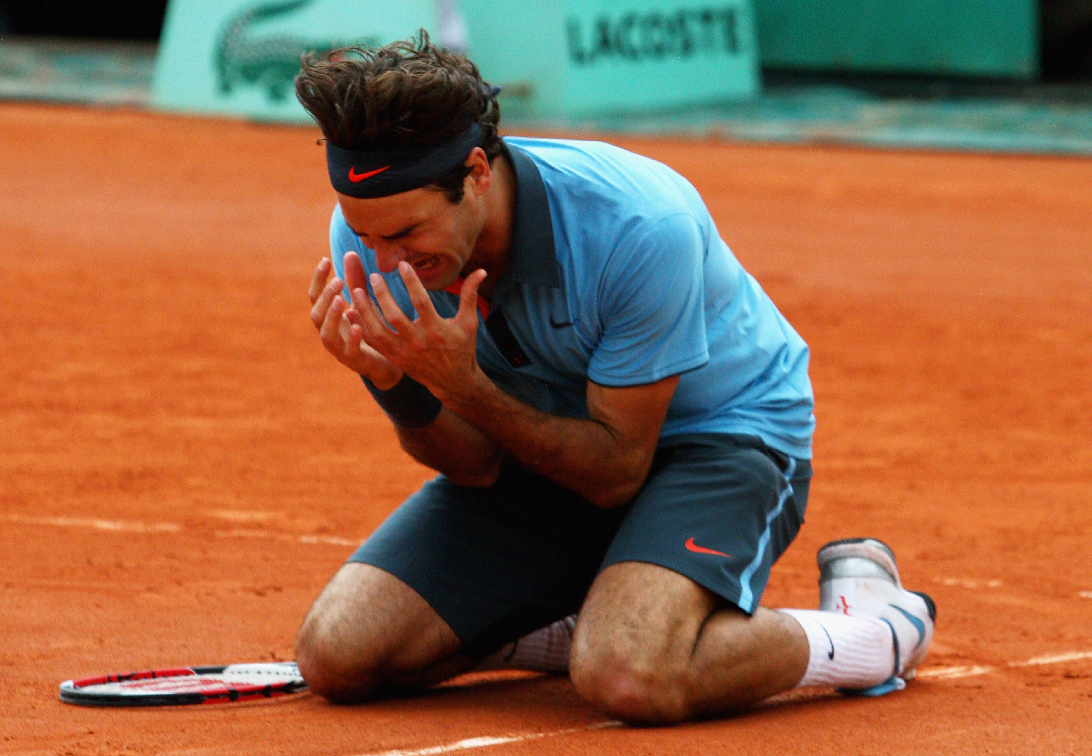 Проигравший спортсмен. Roger Federer Roland GARROS. Поражение в спорте. Стресс в спорте.