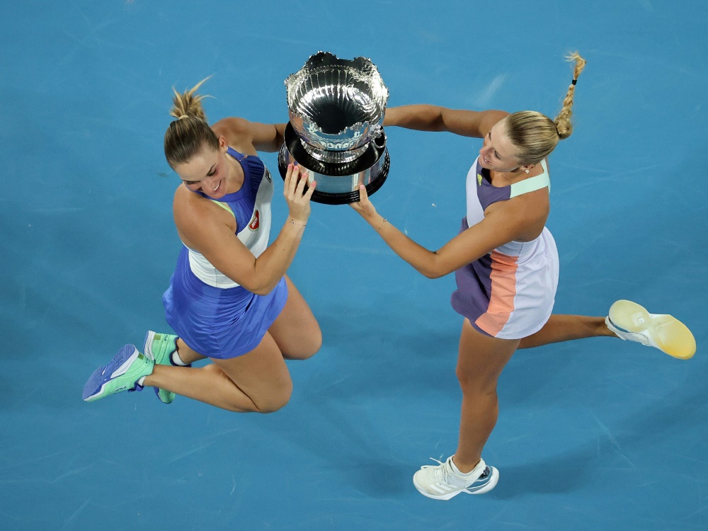 Babos (l.) und Mladenovic gewinnen in Melbourne