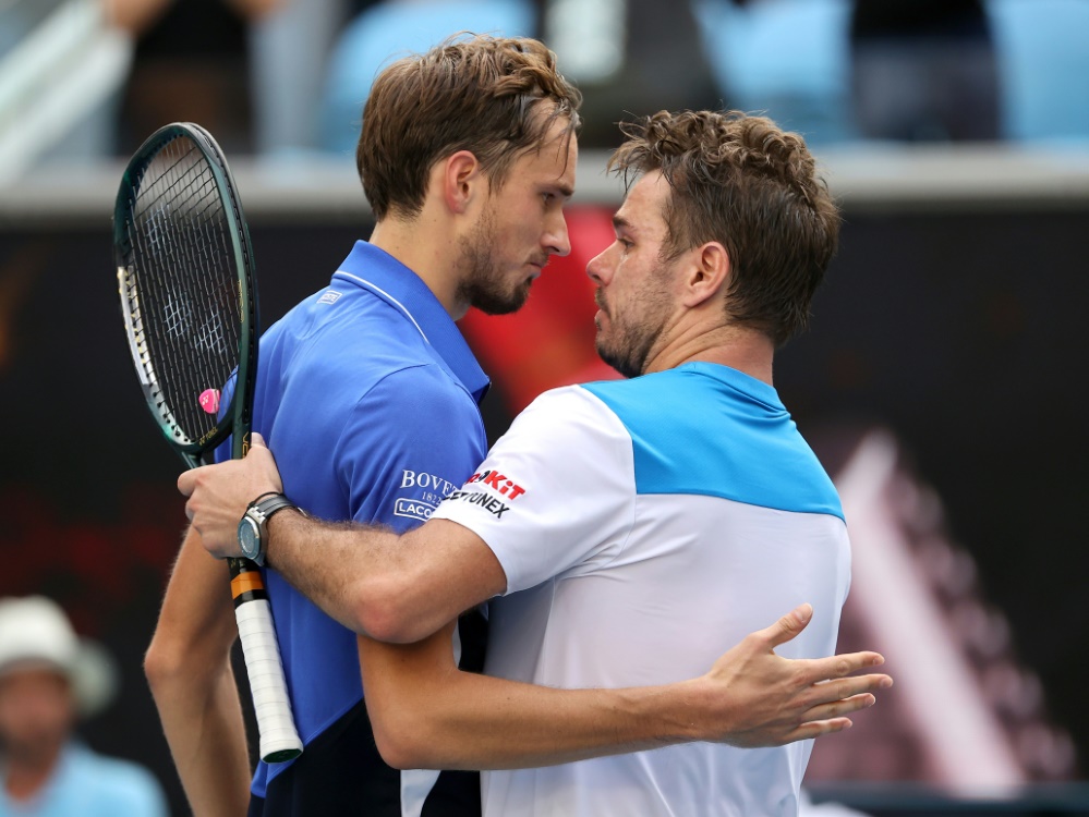 Daniil Medwedew (l.) gratuliert Stan Wawrinka