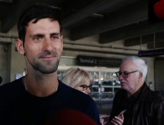 Djokovic spielt Tennis mit Kids auf den Straßen von Belgrad