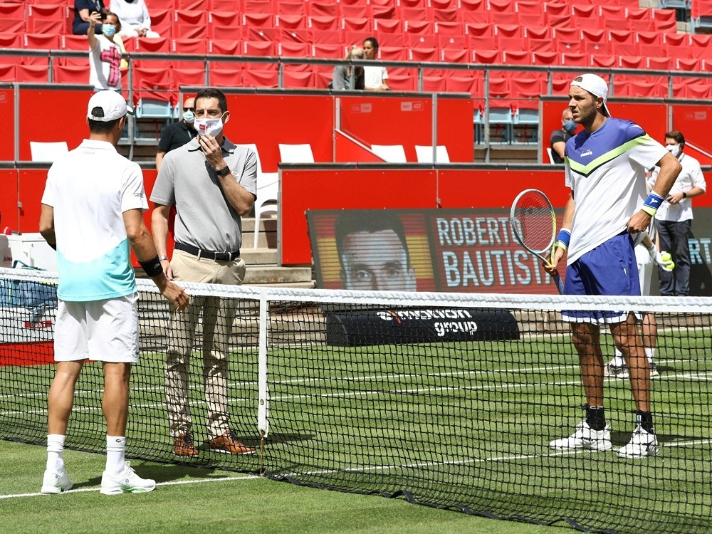 Struff (r.) unterliegt Gegner Bautista Agut (l.)