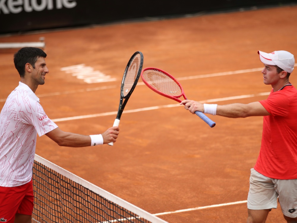 Novak Djokovic (l.) bezwingt Dominik Koepfer