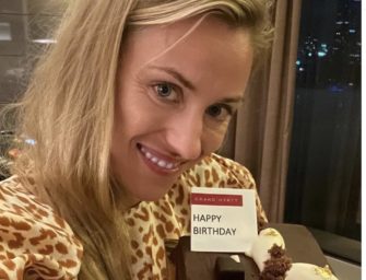 Tanzend mit Champagner und Erdbeeren: Kerber feiert Quarantäne-Geburtstag
