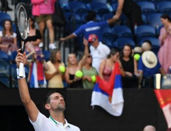 Djokovic besteht erste schwere Prüfung in Melbourne