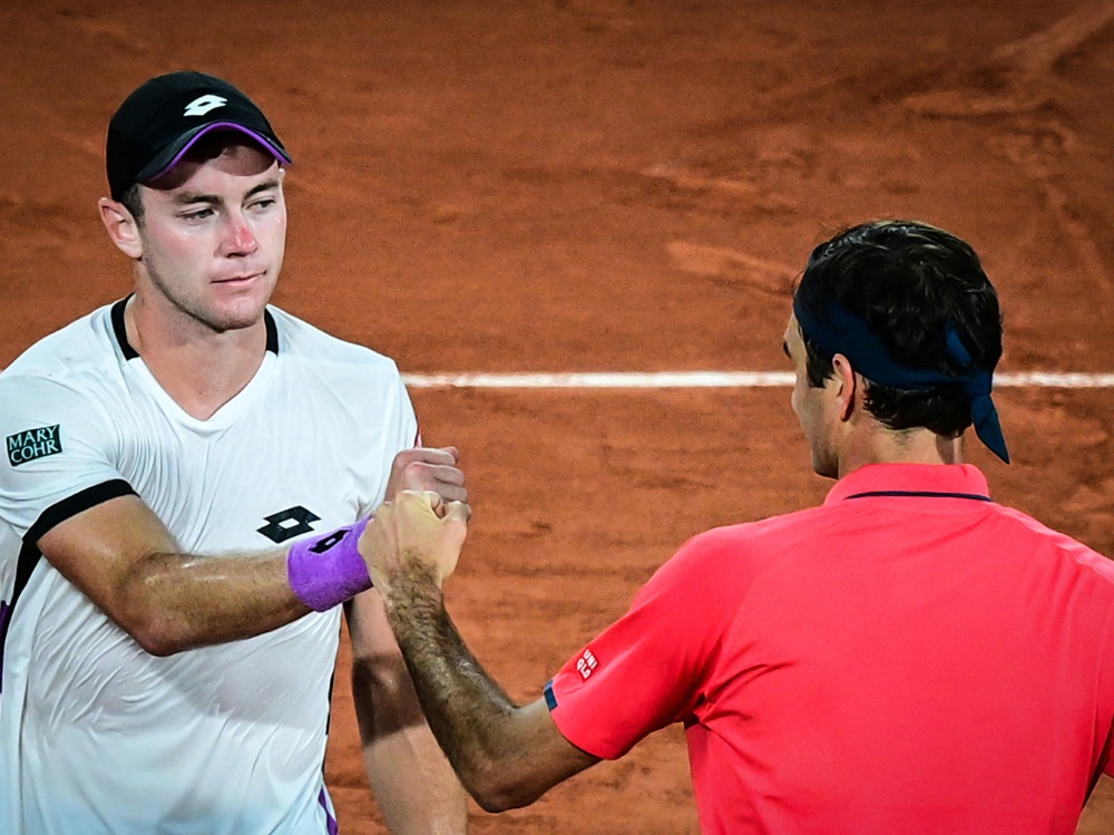 Dominik Koepfer (l.) ist beeindruckt von Roger Federer