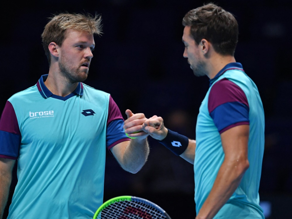 Kevin Krawietz (l.) verpasst Doppel-Titel in Hamburg