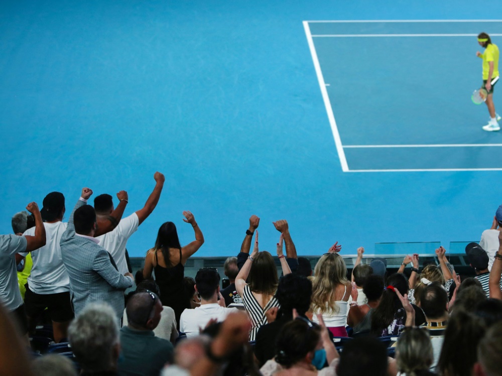 Fans feuern den Griechen Stefanos Tsitsipas an.