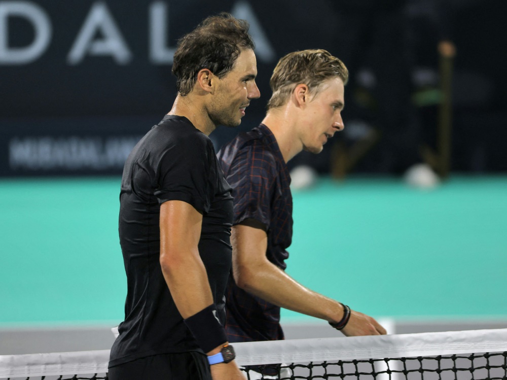 Shapovalov (r.) und Nadal beim Turnier in Abu Dhabi