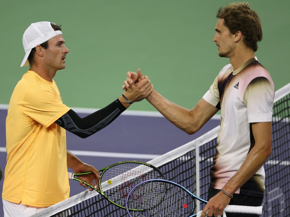 Zverev (r.) gratuliert Paul nach dem Match