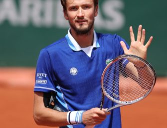 Medvedev sicher im Achtelfinale von Paris