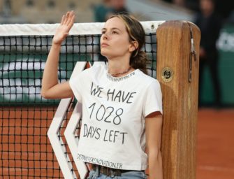 French Open: Umwelt-Aktivistin kettet sich ans Netz