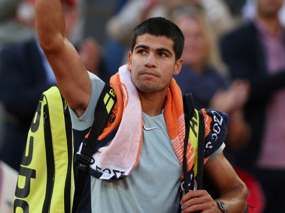 Carlos Alcaraz begrüßt die Fans