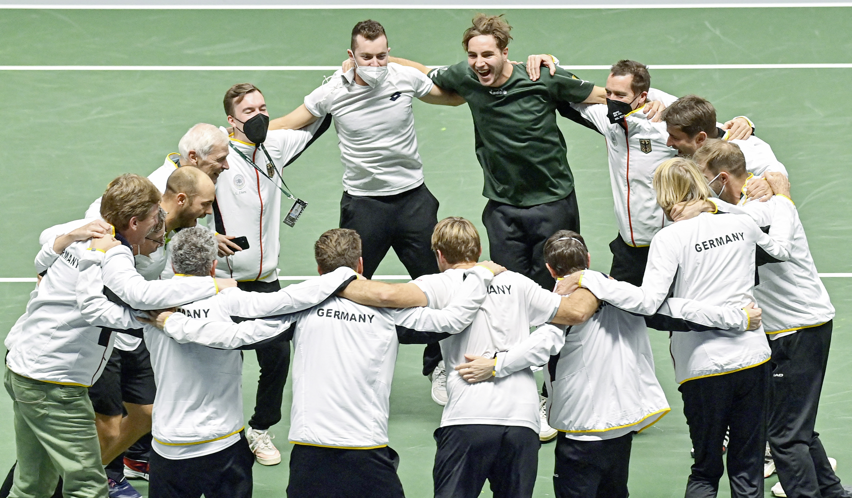 Davis Cup-Teamfoto mit Kohlmann, Struff, Koepfer, Gojowczyk, Pütz, Krawietz und dem DTB-Team.