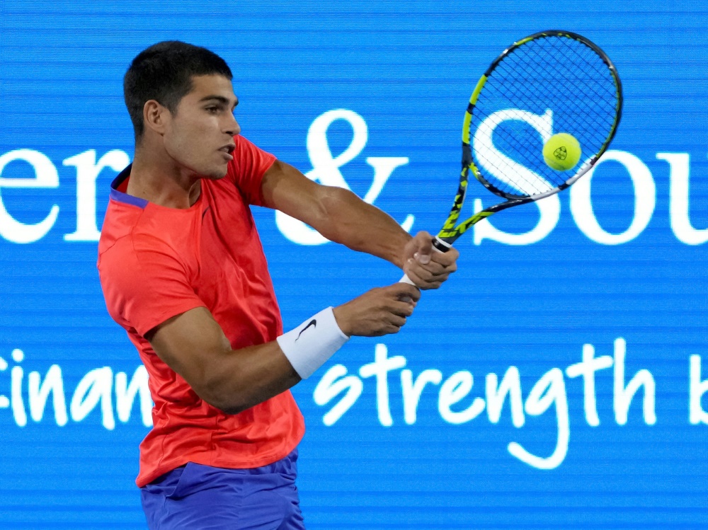 Alcaraz siegt im Achtelfinale in zwei Sätzen