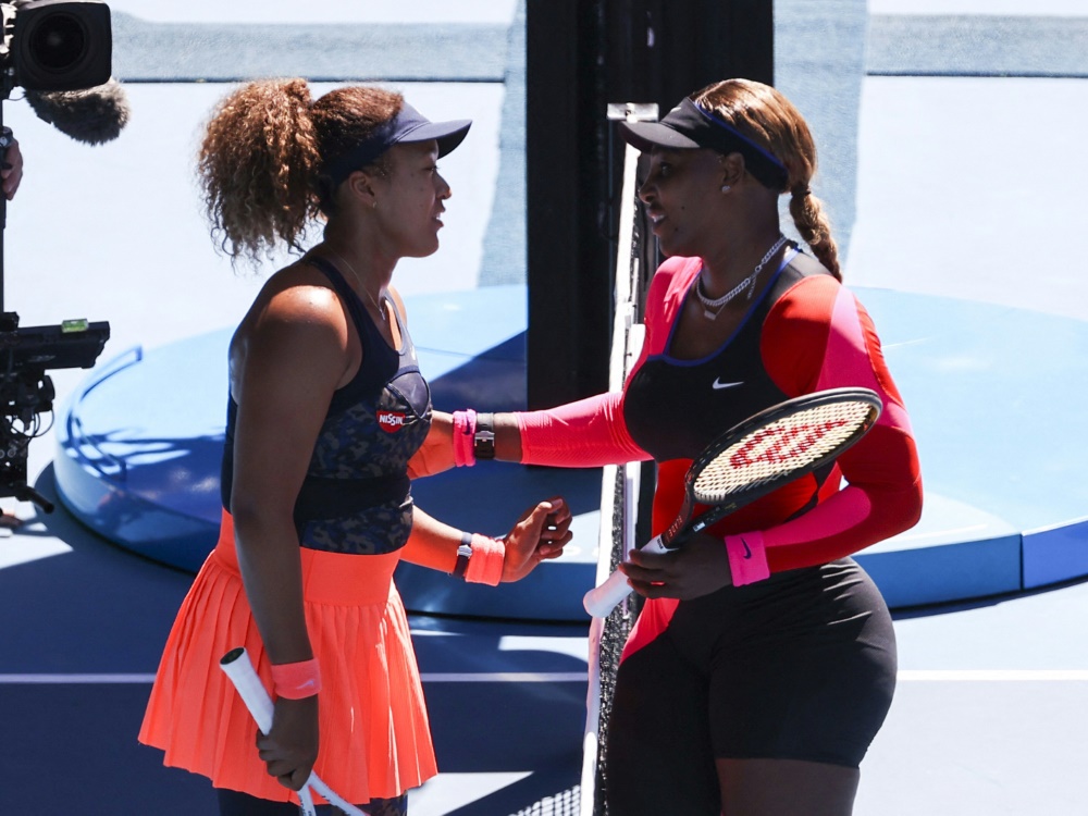 Naomi Osaka (l.) huldigt Ikone Serena Williams
