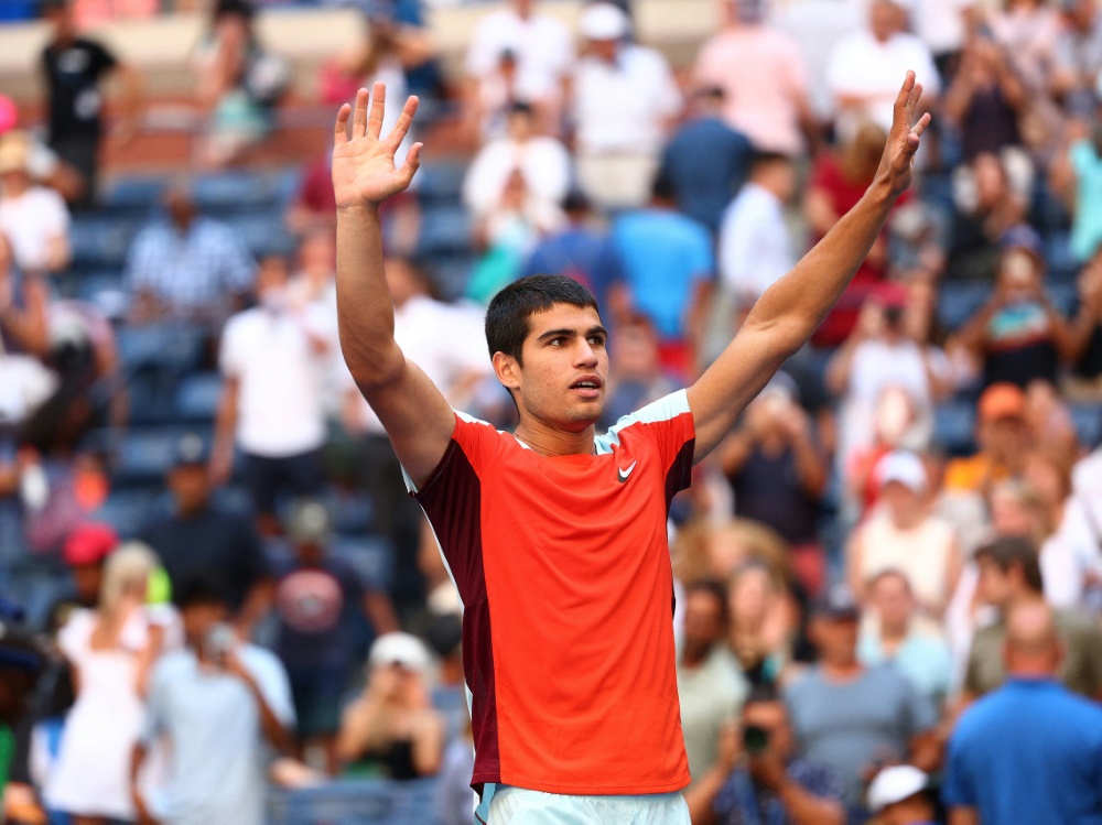 Carlos Alcaraz schafft es locker in die dritte Runde