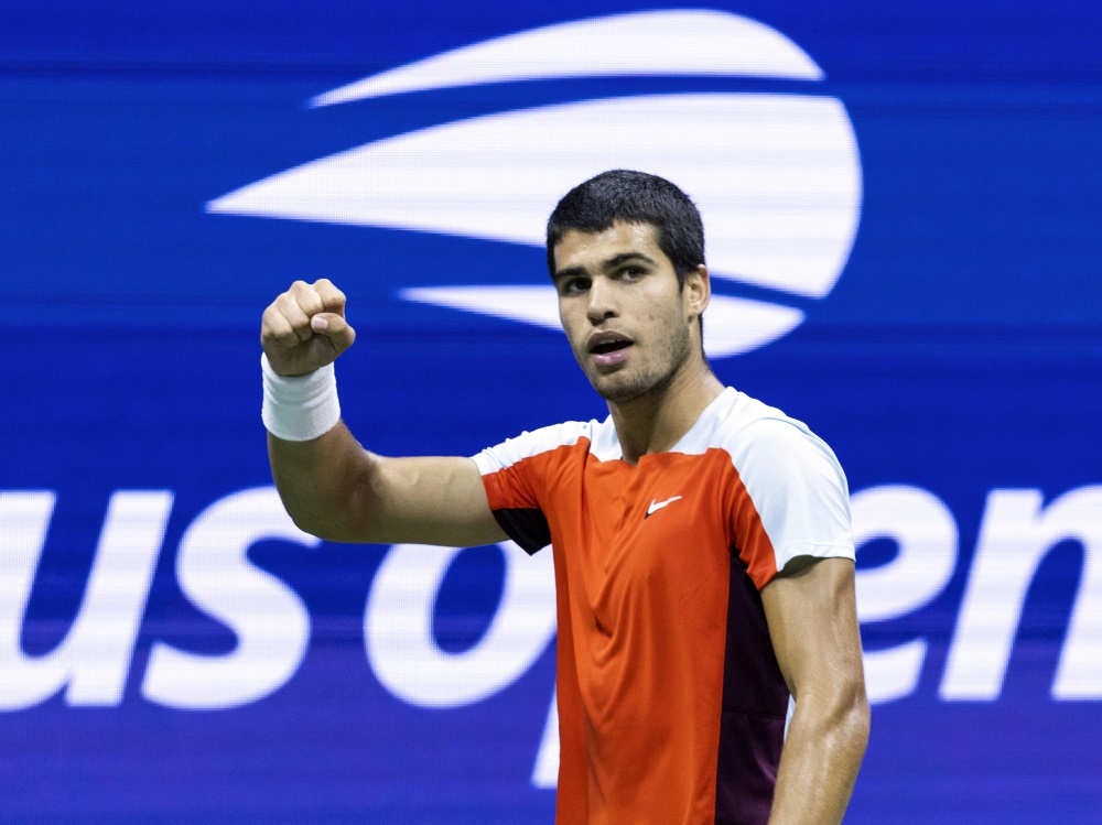 Alcaraz kämpft sich spät in der Nacht ins Halbfinale