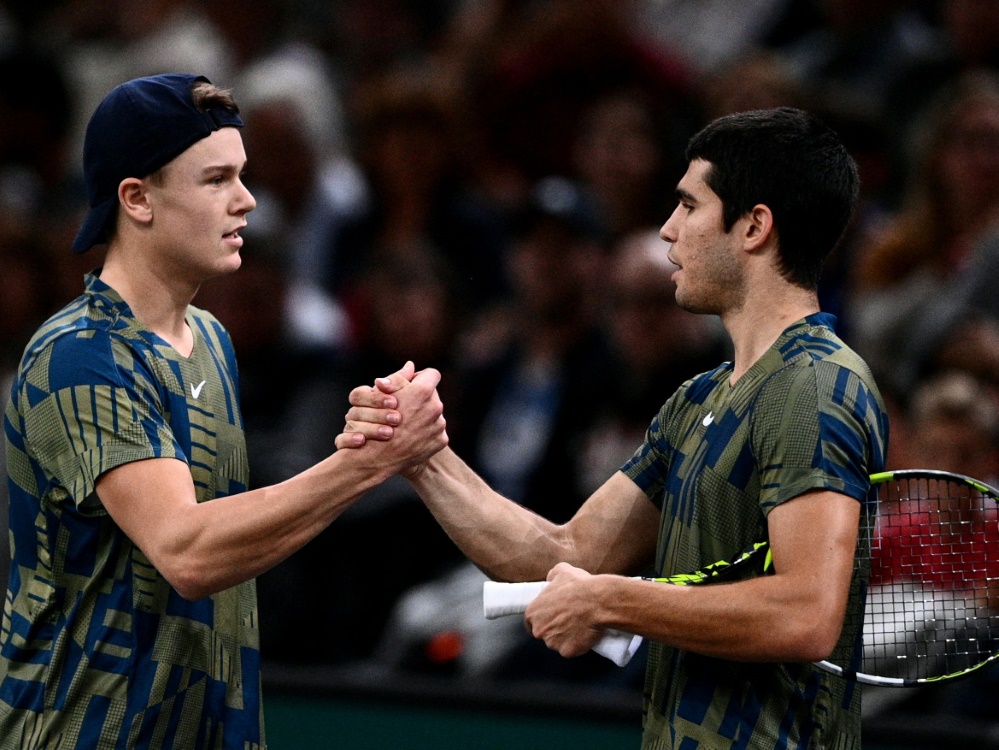Carlos Alcaraz (r.) muss in Paris aufgeben