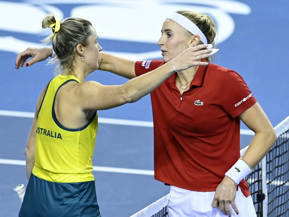 Storm Sanders (l.) gratuliert Jil Teichmann zum Sieg