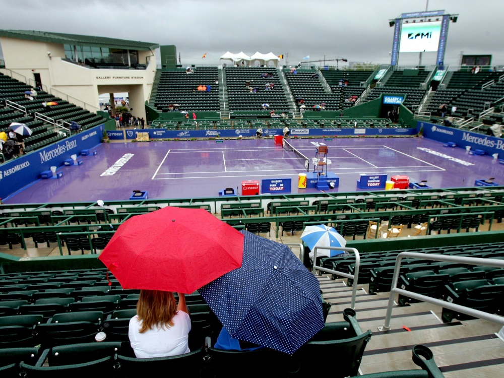 Warten auf besseres Wetter: Tennis-Fans in Houston.