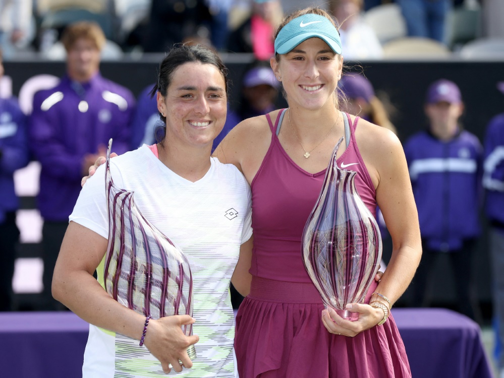 Jabeur (l.) und Bencic bei der Siegerehrung