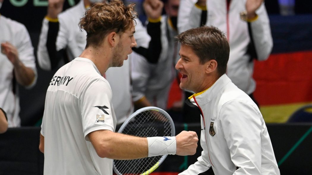 Kohlmann (r.) hat hohe Erwartungen an Struff (l.)