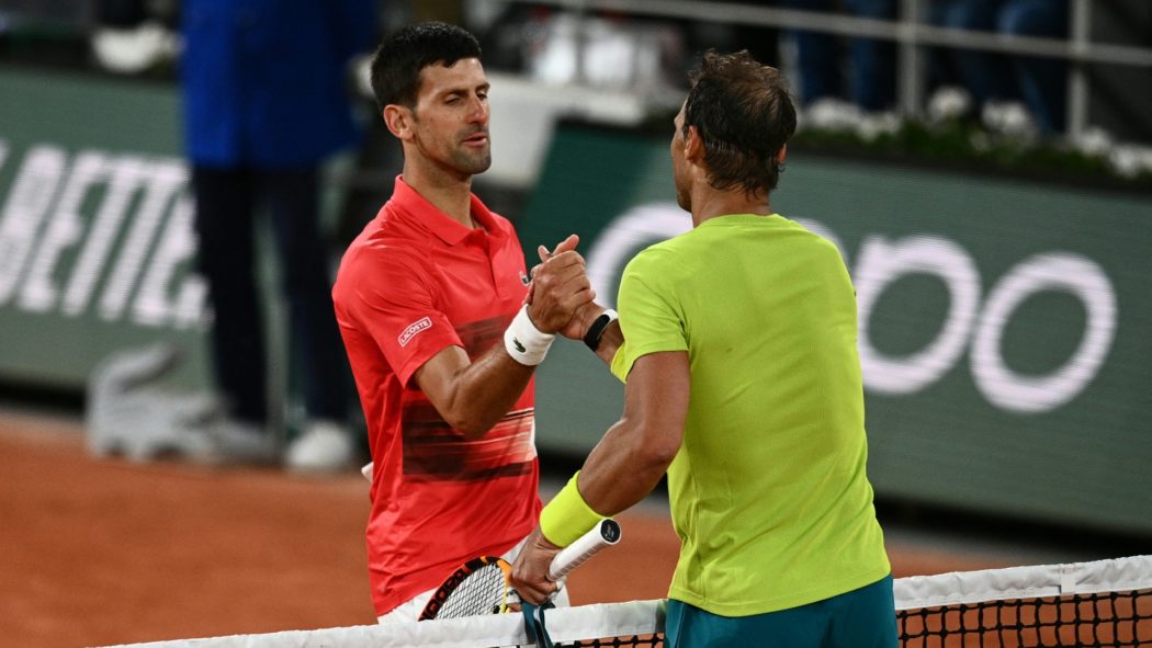 Djokovic (l.) reagiert emotional auf Nadals Karriereende