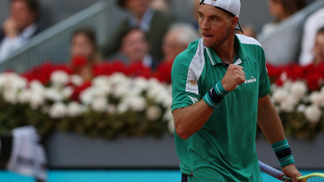 Struff kämpft sich in Halle eine Runde weiter