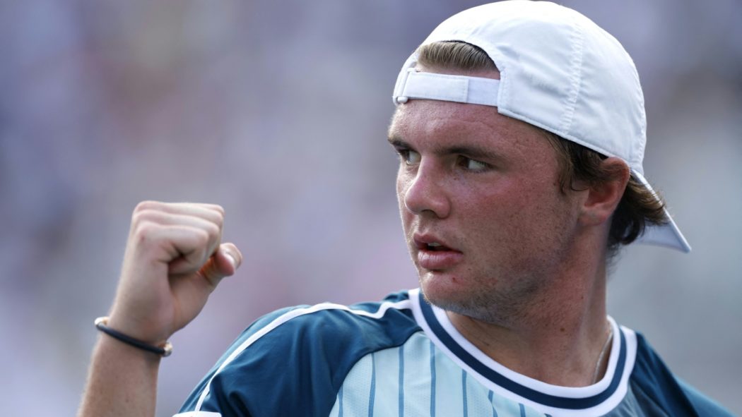 Stricker gewinnt in fünf Sätzen gegen Tsitsipas