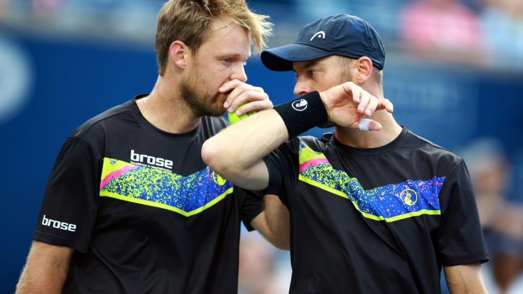 Krawietz (l.) und Pütz sichern den Klassenerhalt