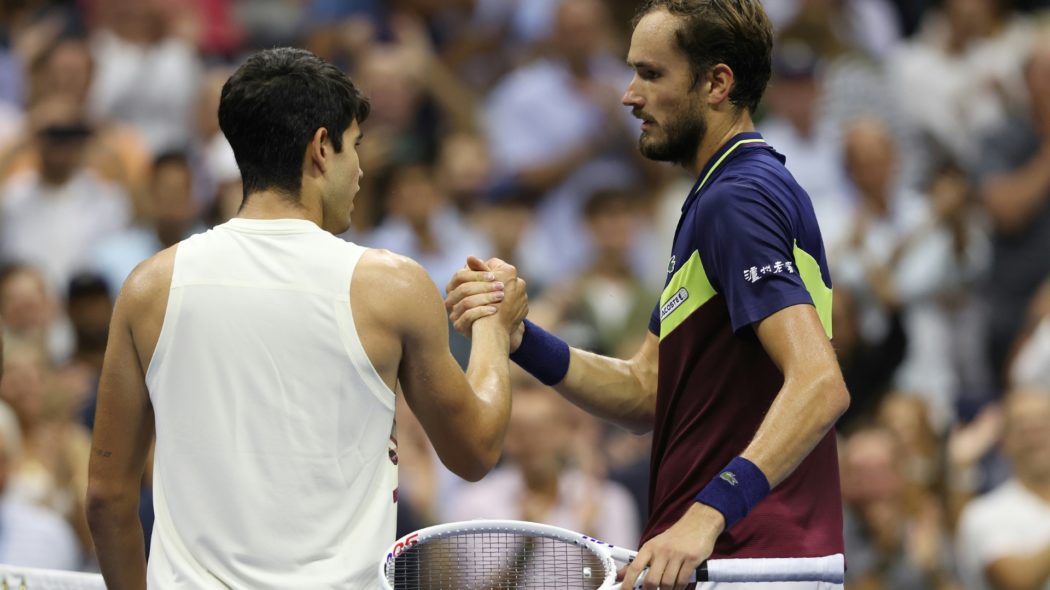 Nach einem packenden Duell: Daniil Medwedew (r.) und Carlos Alcaraz
