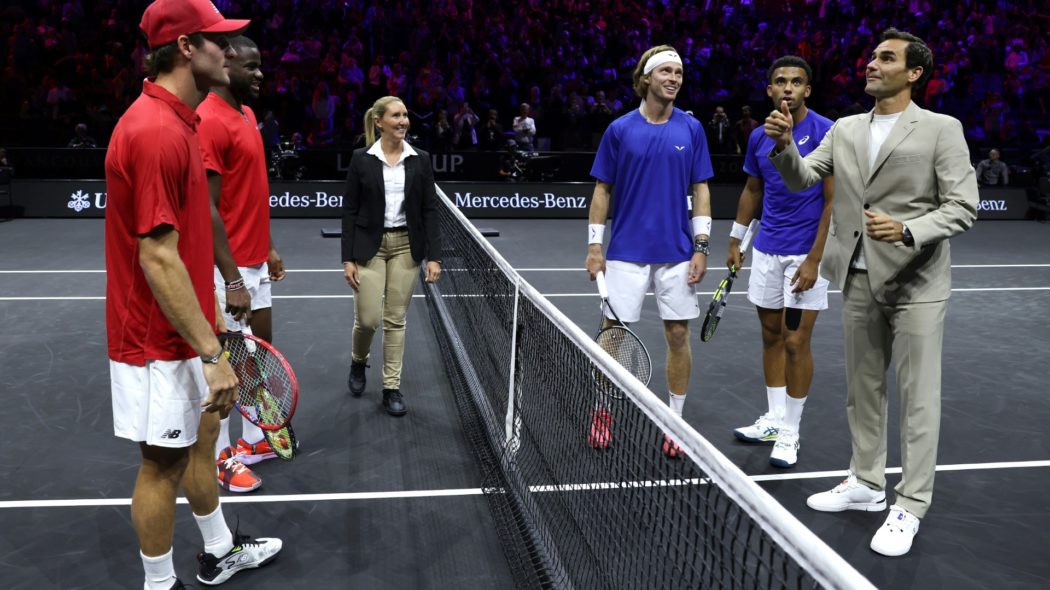 Federer führt einen Münzwurf beim Laver Cup aus