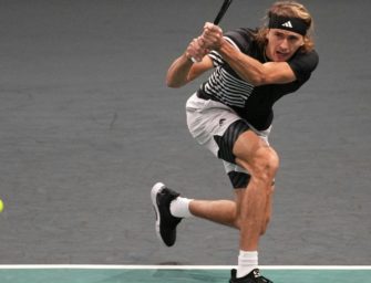 Masters in Paris: Zverev müht sich in die zweite Runde