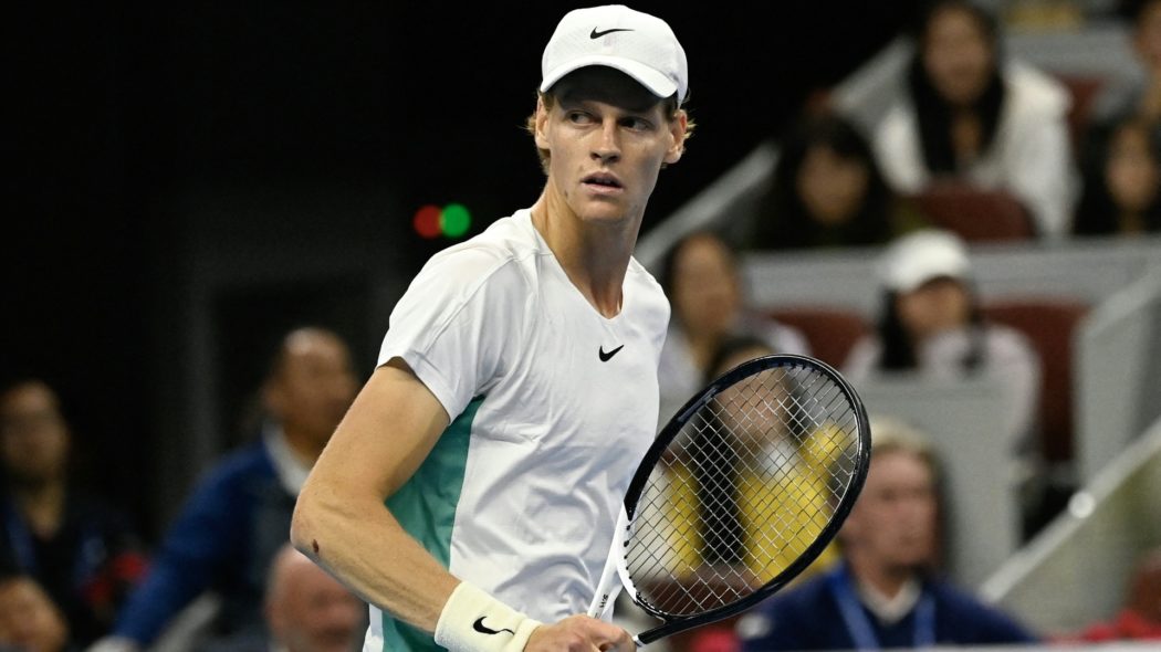 Jannik Sinner schlägt in Turin auf