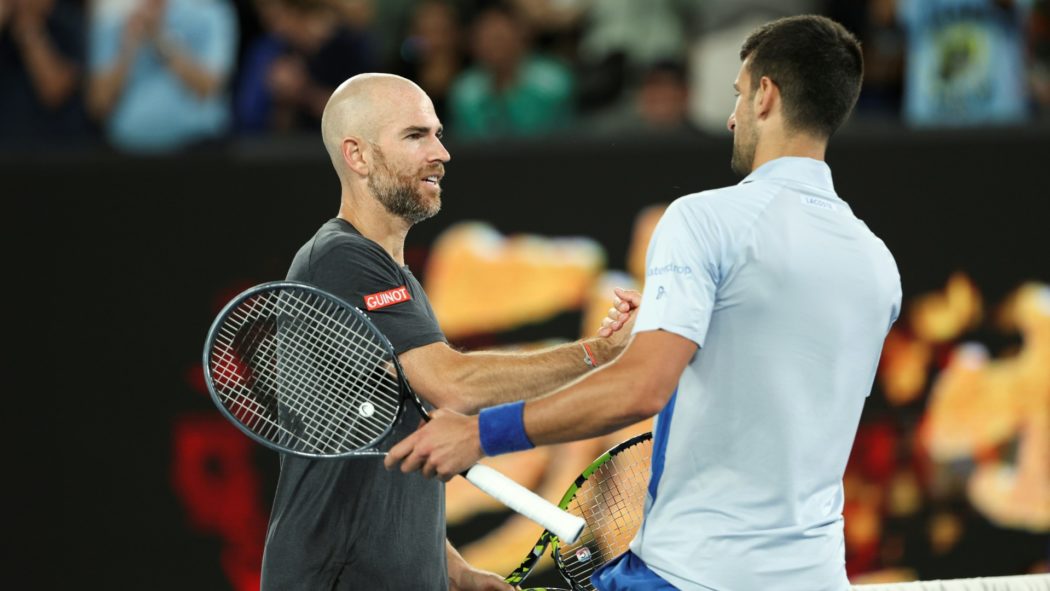 Novak Djokovic (r.) hatte Mitleid mit Adrian Mannarino