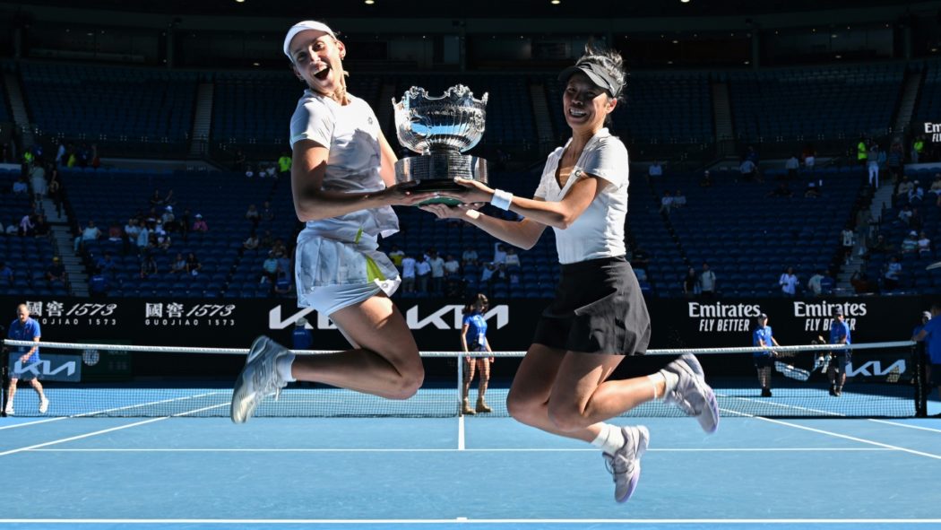 Hsieh Su-wei und  Elise Mertens jubeln über den Titel
