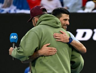 „Kopfüber dranhängen“: Djokovic scherzt über berühmten Baum