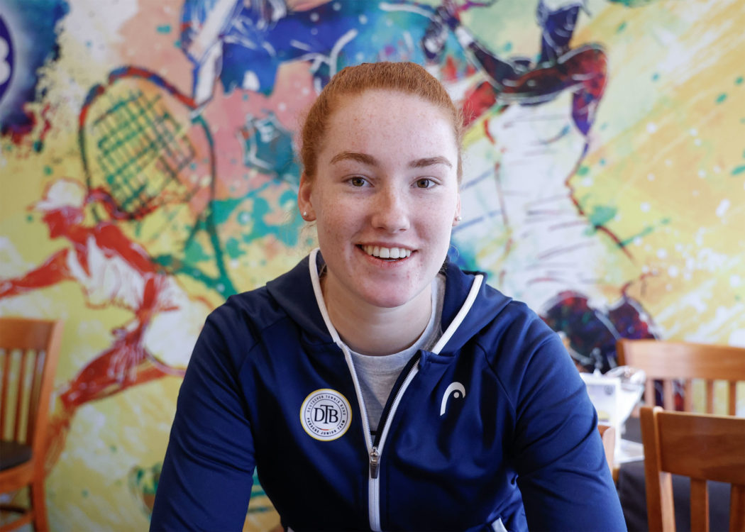 Ella Seidel in einem Cafe, Portrait, PortraetTennis – Ella Seidel – Biberach an der Riss – Deutsche Meisterschaft 2022 –    – Deutschland – 2022
