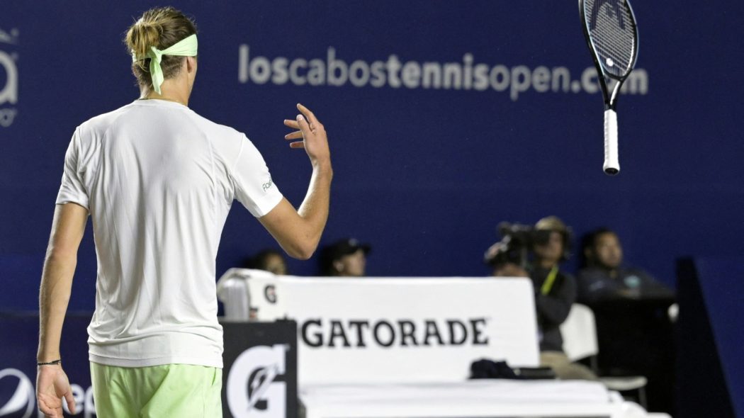 Zverev wirft entnervt seinen Schläger
