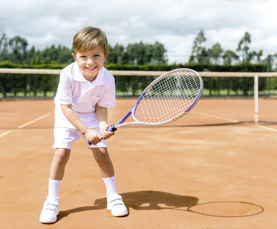 Kind spielt Tennis