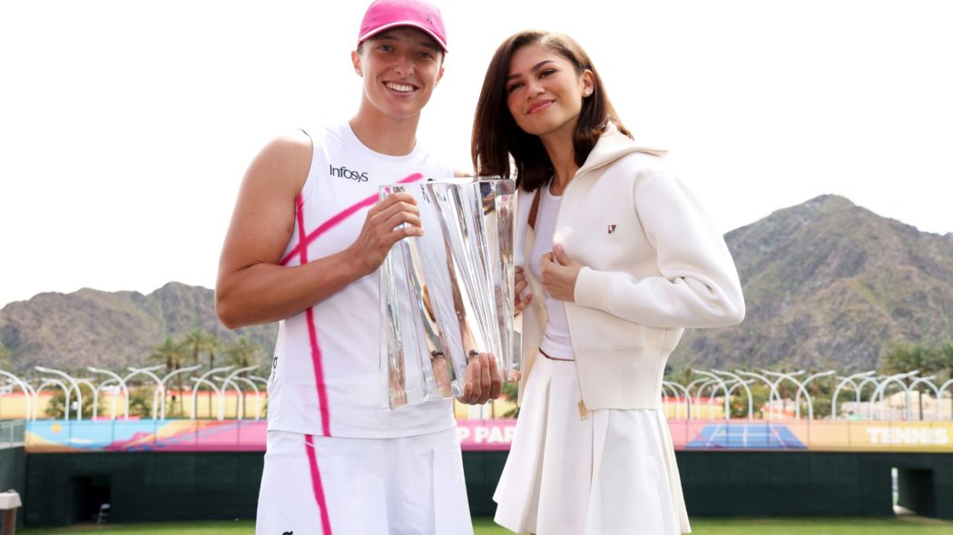 Iga Swiatek posiert mit Zendaya nach ihrem Titelgewinn