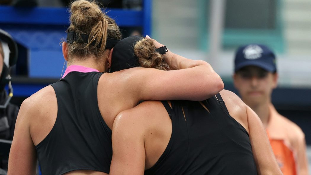 Umarmung der Freundinnen nach dem Match