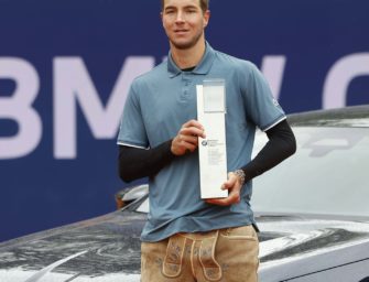 BMW Open mit Siegerpokal: Struff findet’s „unfassbar schön“