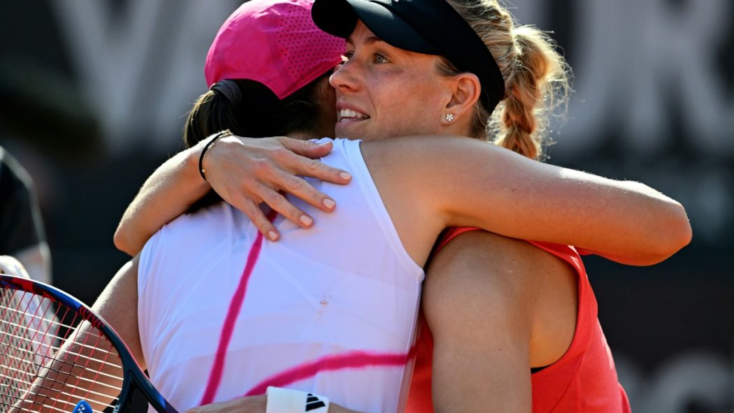 Herzliche Gratulation: Angelique Kerber (r.) und Iga Swiatek