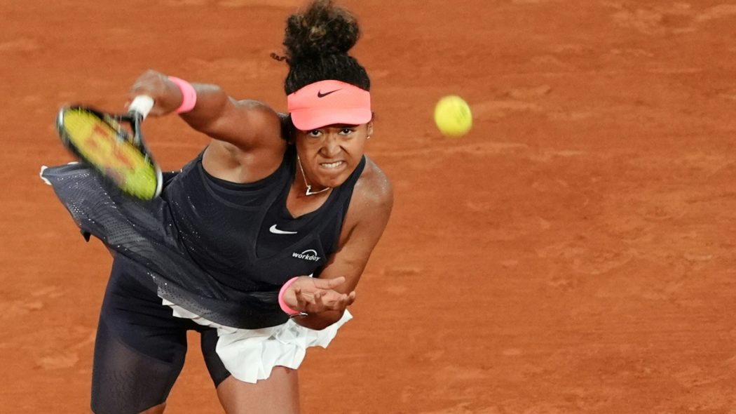 Naomi Osaka bei einem wuchtigen Aufschlag