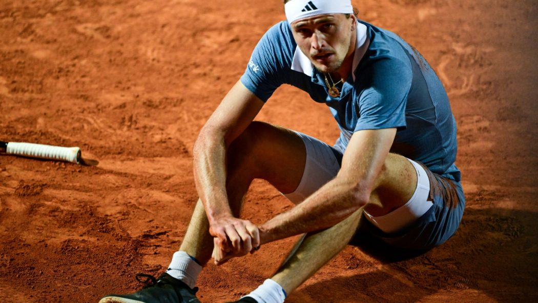 Zverev stand nach dem Sturz schnell wieder auf