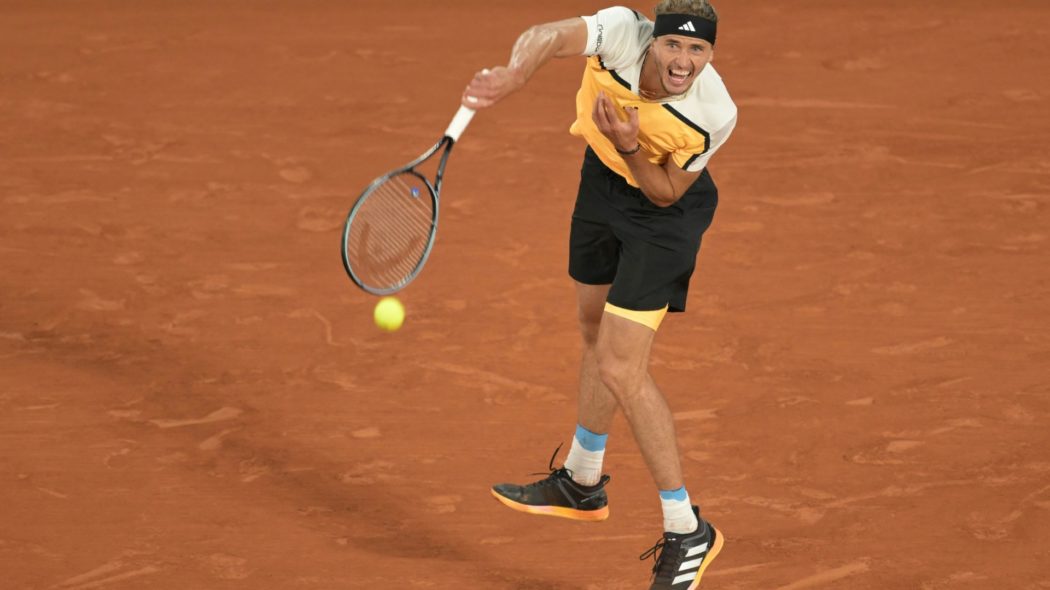 Zverev bei einem kraftvollen Aufschlag