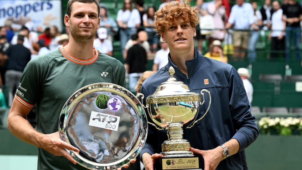 Sinner (r.) nach dem Finale gegen Hurkacz