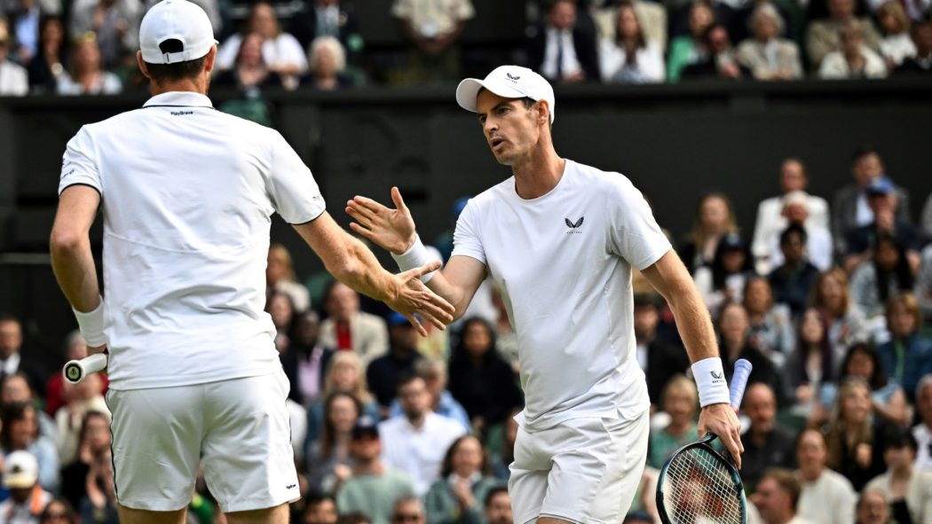 Andy Murray (r.) klatscht seinen Bruder Jamie ab